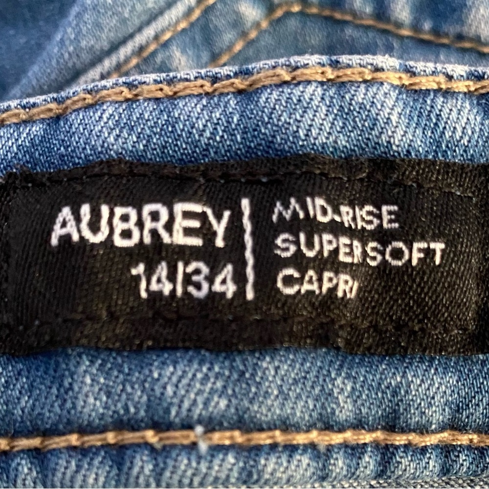 Buffalo David Bitton Aubrey Jeans Sz 14/34  Mid-rise Supersoft Capri - Picture 3 of 5